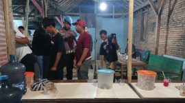 Petugas Polres Blora, saat melakukan razia miras.