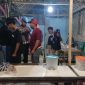 Petugas Polres Blora, saat melakukan razia miras.
