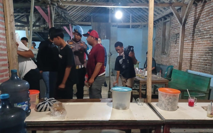 Petugas Polres Blora, saat melakukan razia miras.