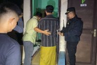Polisi saat gerebeg pesta miras muda mudi di kossan. 