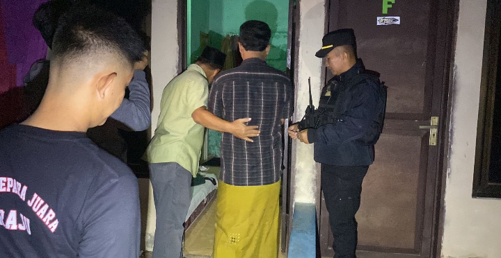 Polisi saat gerebeg pesta miras muda mudi di kossan. 