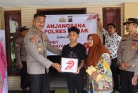 Kapolres Demak AKBP Ari Cahya Nugraha, saat menyerahkan tali asih sebagai bentuk apresiasi dan kenang-kenangan.