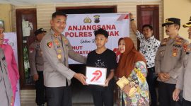 Kapolres Demak AKBP Ari Cahya Nugraha, saat menyerahkan tali asih sebagai bentuk apresiasi dan kenang-kenangan.