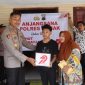 Kapolres Demak AKBP Ari Cahya Nugraha, saat menyerahkan tali asih sebagai bentuk apresiasi dan kenang-kenangan.