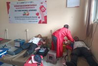 Karyawan Perum Perhutani KPH Telawa saat mengikuti donor darah di SMKN 1 Juwangi.