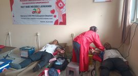 Karyawan Perum Perhutani KPH Telawa saat mengikuti donor darah di SMKN 1 Juwangi.