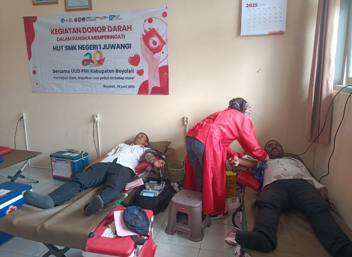 Karyawan Perum Perhutani KPH Telawa saat mengikuti donor darah di SMKN 1 Juwangi.