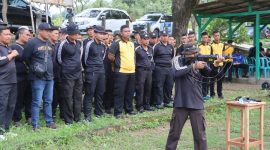 Anggota Polres Demak saat latihan menembak