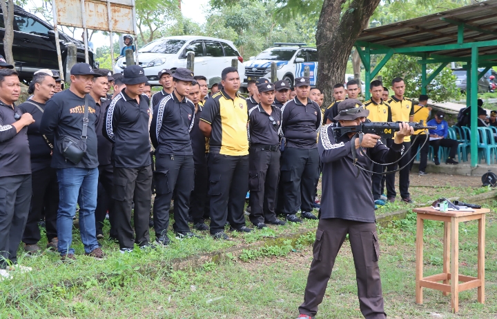 Anggota Polres Demak saat latihan menembak