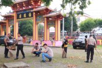 Personel Polres Blora, saat bersih-bersih tempat ibadah.