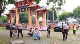 Personel Polres Blora, saat bersih-bersih tempat ibadah.