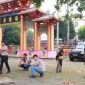 Personel Polres Blora, saat bersih-bersih tempat ibadah.