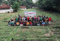 Karyawan Perum Perhutani KPH Telawa, saat berfoto bersama.