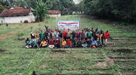 Karyawan Perum Perhutani KPH Telawa, saat berfoto bersama.