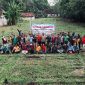 Karyawan Perum Perhutani KPH Telawa, saat berfoto bersama.