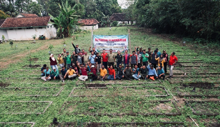 Karyawan Perum Perhutani KPH Telawa, saat berfoto bersama.