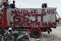 Sopir truk saat unjuk rasa protes UU ODOL