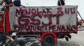 Sopir truk saat unjuk rasa protes UU ODOL