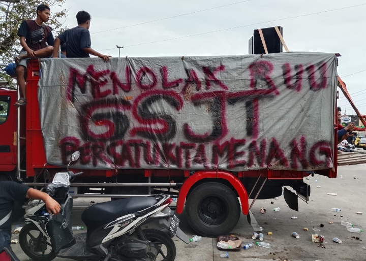 Sopir truk saat unjuk rasa protes UU ODOL