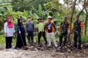 Kegiatan Perhutani KPH Semarang bersama pemerintah kabupaten saat bersih-bersih kali kawasan hutan. Nampak dua anggota TNI.