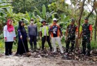 Kegiatan Perhutani KPH Semarang bersama pemerintah kabupaten saat bersih-bersih kali kawasan hutan. Nampak dua anggota TNI.