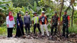 Kegiatan Perhutani KPH Semarang bersama pemerintah kabupaten saat bersih-bersih kali kawasan hutan. Nampak dua anggota TNI.