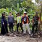 Kegiatan Perhutani KPH Semarang bersama pemerintah kabupaten saat bersih-bersih kali kawasan hutan. Nampak dua anggota TNI.