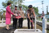 Kapolres Demak, AKBP Ari Cahya Nugraha, saat ziarah di Taman Makam Pahlawan.