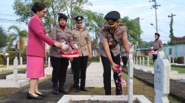 Kapolres Demak, AKBP Ari Cahya Nugraha, saat ziarah di Taman Makam Pahlawan.
