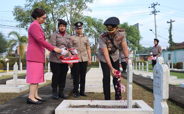 Kapolres Demak, AKBP Ari Cahya Nugraha, saat ziarah di Taman Makam Pahlawan.