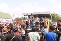 Ratusan sopir truk saat unjuk rasa tolak ODOL. Nampak Kapolres Blora beri masukan.
