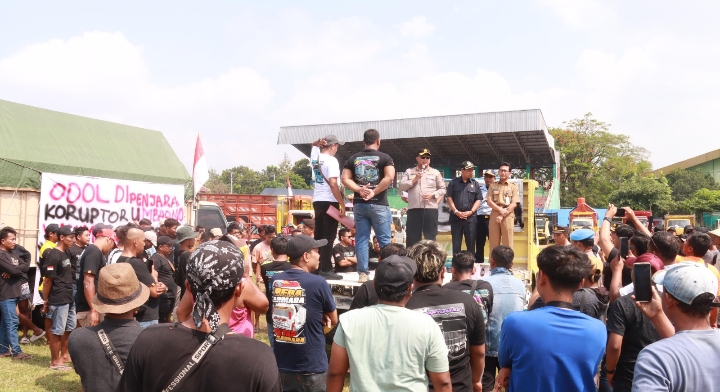 Ratusan sopir truk saat unjuk rasa tolak ODOL. Nampak Kapolres Blora beri masukan.
