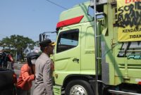 Kapolres Demak AKBP Ari Cahya Nugraha sedang komunikasi dengan sopir truk pengunjuk rasa ODOL.