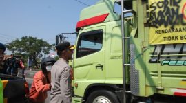 Kapolres Demak AKBP Ari Cahya Nugraha sedang komunikasi dengan sopir truk pengunjuk rasa ODOL.