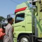 Kapolres Demak AKBP Ari Cahya Nugraha sedang komunikasi dengan sopir truk pengunjuk rasa ODOL.