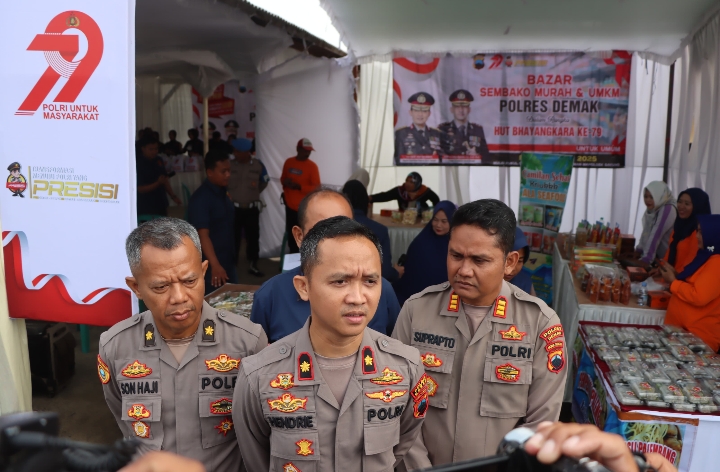 Wakapolres Demak, Kompol Hendrie Suryo Liquisasono, saat diwawancarai wartawan terkait pasar murah.