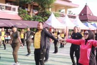 Nampak Kapolres Blora AKBP Wawan Andi Susanto dan istri, ikut senam bersama.