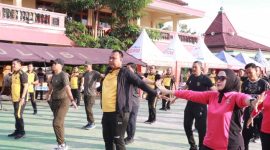 Nampak Kapolres Blora AKBP Wawan Andi Susanto dan istri, ikut senam bersama.