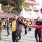 Nampak Kapolres Blora AKBP Wawan Andi Susanto dan istri, ikut senam bersama.