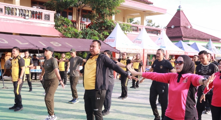 Nampak Kapolres Blora AKBP Wawan Andi Susanto dan istri, ikut senam bersama.
