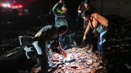 Polres Blora saat selidiki penyebab kebakaran yang hanguskan 2 rumah.