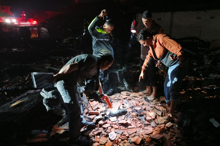 Polres Blora saat selidiki penyebab kebakaran yang hanguskan 2 rumah.