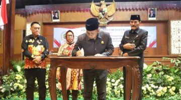 Penandatanganan nota kesepakatan KUA-PPAS pada Perubahan Anggaran Pendapatan Belanja Daerah (APBD) Kabupaten Blora Tahun Anggaran 2025.