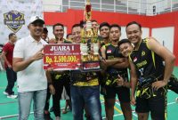Peraih juara 1 saat berpose dengan Kapolres Demak AKBP Ari Cahya Nugraha.