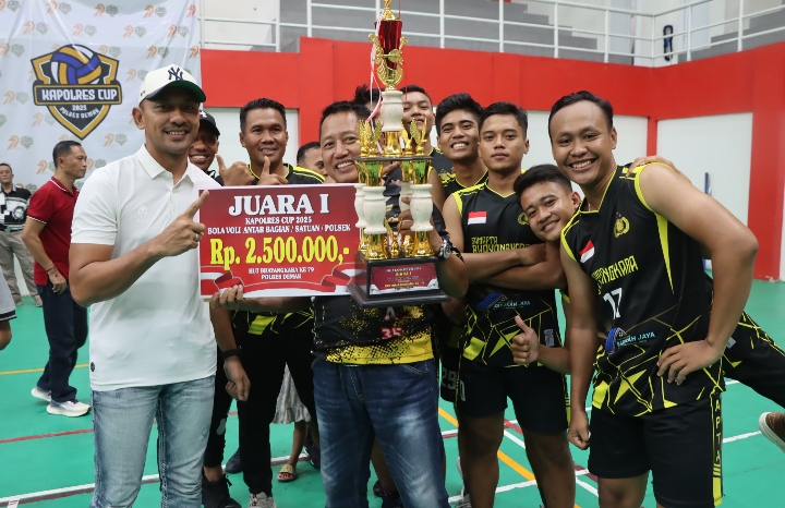 Peraih juara 1 saat berpose dengan Kapolres Demak AKBP Ari Cahya Nugraha.