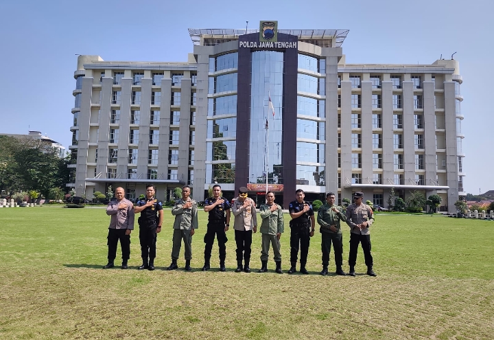 Personil KPH Telawa bersama Polri saat berpose didepan gedung Polda Jawa Tengah.