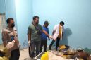 Petugas Polres Pati saat periksa mayat pria di dalam ruko desa Sendangrejo Kec. Tayu, Kab. Pati.