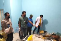 Petugas Polres Pati saat periksa mayat pria di dalam ruko desa Sendangrejo Kec. Tayu, Kab. Pati.