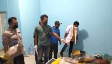 Petugas Polres Pati saat periksa mayat pria di dalam ruko desa Sendangrejo Kec. Tayu, Kab. Pati.