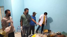Petugas Polres Pati saat periksa mayat pria di dalam ruko desa Sendangrejo Kec. Tayu, Kab. Pati.
